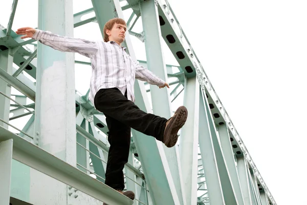 Человек на мосту — стоковое фото