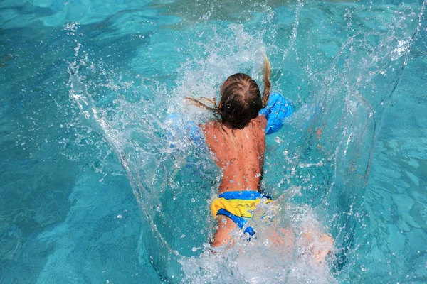 女の子 10 代のプールに飛び込んだ — ストック写真