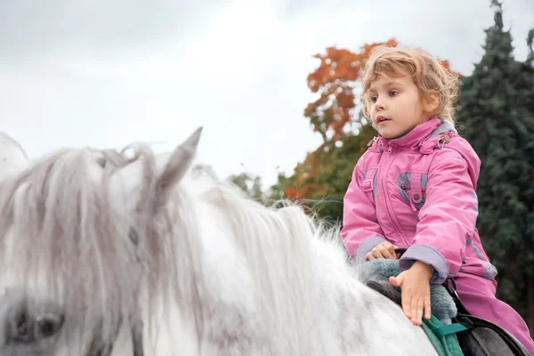 Mała dziewczynka jazdę konną — Zdjęcie stockowe