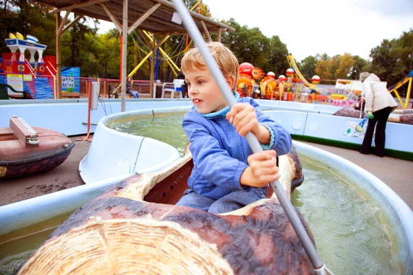 Αγόρι κολύμπι στην βάρκα — Φωτογραφία Αρχείου