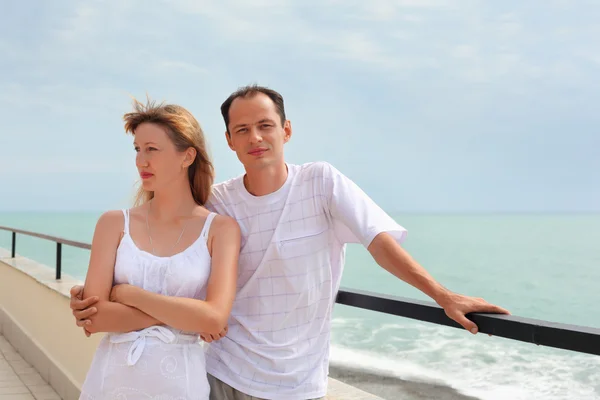 Mladý muž a krásná žena na verandě poblíž mořského pobřeží — Stock fotografie
