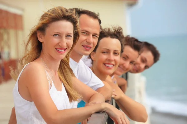 Cinque amici sorridenti sul balcone — Foto Stock