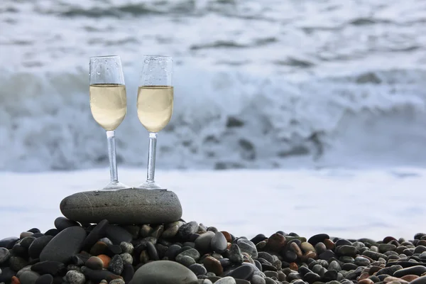 Dwie szklaneczki wina na plaży żwirowa — Zdjęcie stockowe