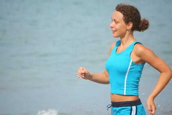 Vrouw maakt oefening op Zeekust — Stockfoto