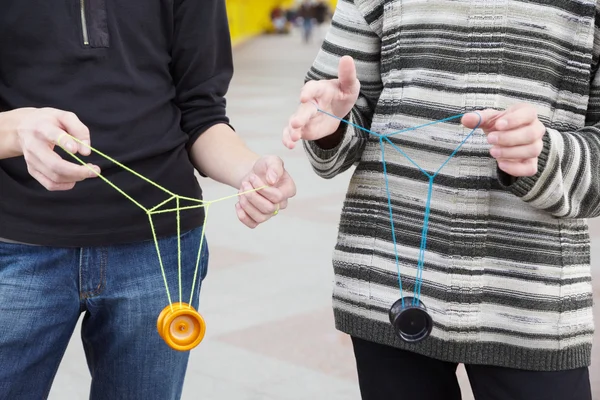 Adolescentes com brinquedos yo-yo — Fotografia de Stock