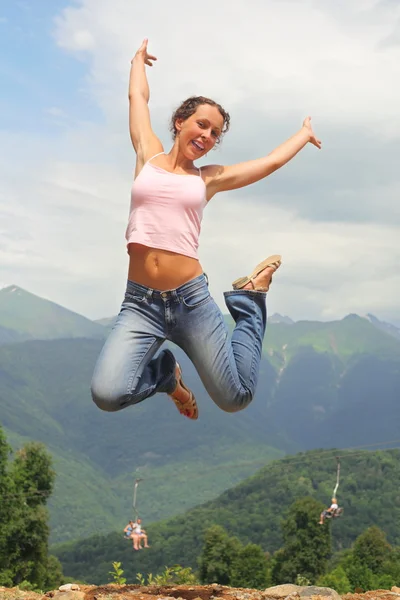 Χαρούμενη γυναίκα ανάμεσα στα βουνά — Φωτογραφία Αρχείου