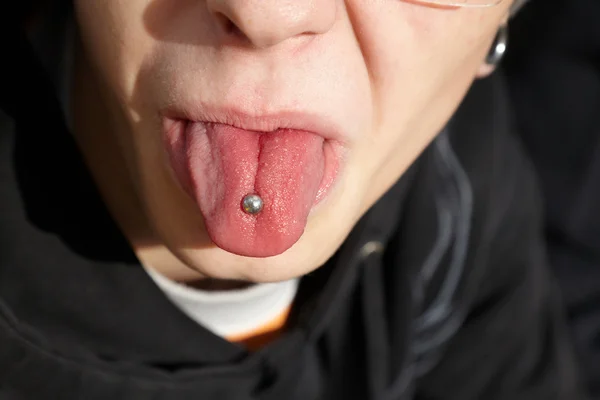 Adolescente mostra língua — Fotografia de Stock