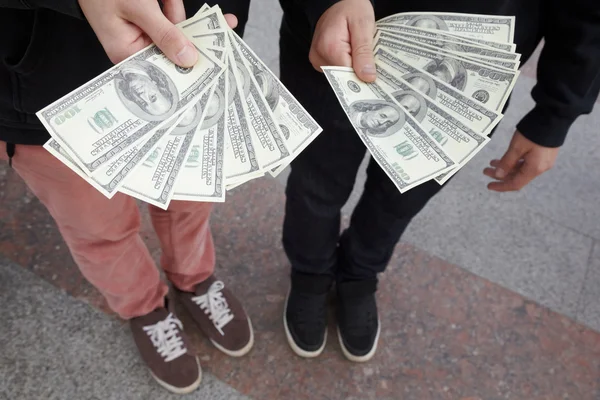 Adolescentes que ficam com dólares — Fotografia de Stock
