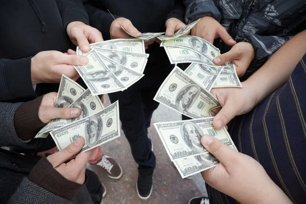 Teens staying with dollars — Stock Photo, Image