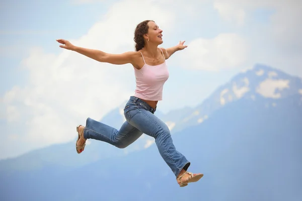 Glada kvinna bland bergen — Stockfoto