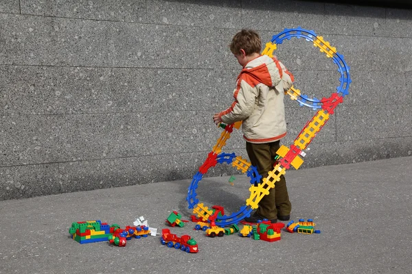 Niño con juguete ferrocarril y trenes — Foto de Stock