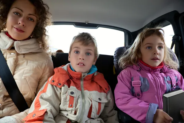 Matka z synem i córką siedzieć w samochodzie — Zdjęcie stockowe