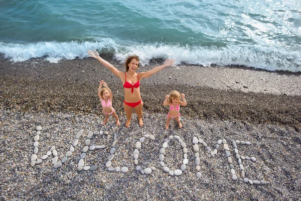 从石头题字在石溪的海岸，欢迎年轻女人和 — 图库照片