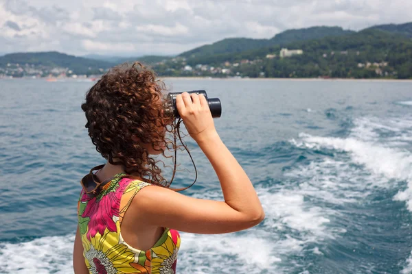 Observando na costa marítima binocular — Fotografia de Stock