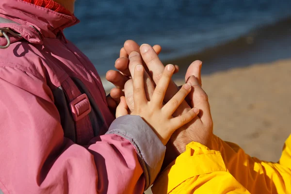 Criança segura mão de adulto — Fotografia de Stock