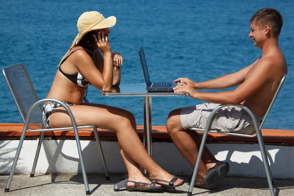 Familjen vilar på havet med laptop — Stockfoto