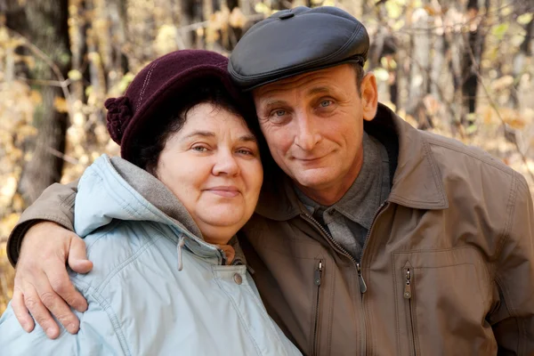 Yaşlı adam ve sonbahar ormanda yaşlı kadın — Stok fotoğraf