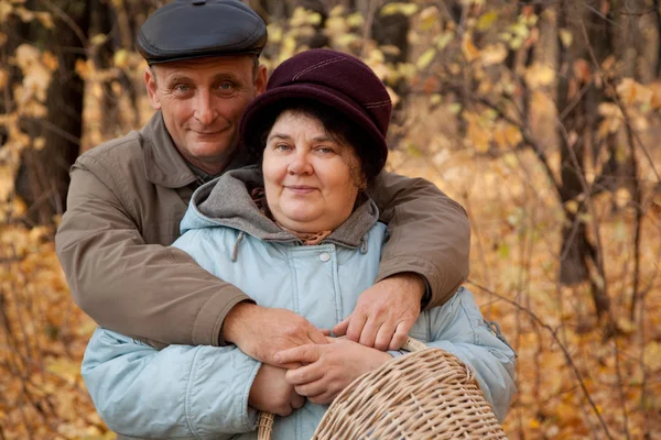 老人と紅葉の森の老婆 — ストック写真