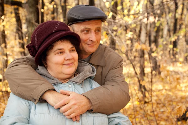 Oude man en de oude vrouw in herfst bos — Stockfoto