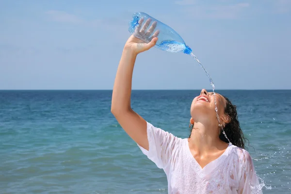 Dívka s lahví vody — Stock fotografie