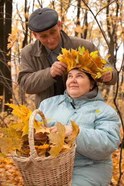 Старий і стара жінка в акушерському лісі — стокове фото