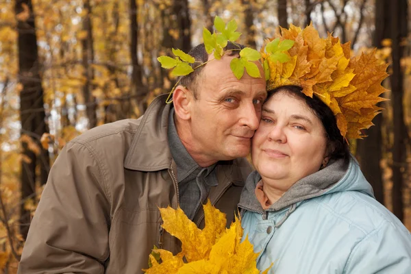 Stary człowiek i stara kobieta w jesienny Las — Zdjęcie stockowe