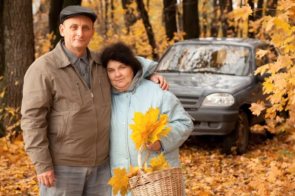 Homem velho e mulher velha na floresta outonal — Fotografia de Stock