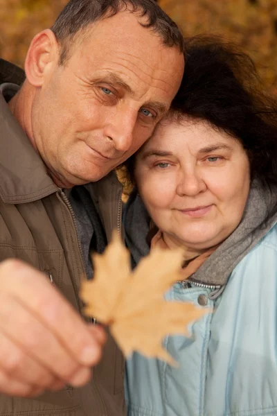 老男人和老女人在秋季森林 — 图库照片
