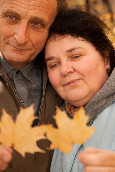 Oude man en de oude vrouw in herfst bos — Stockfoto