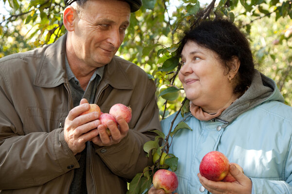 Middleaged man and woman with apples