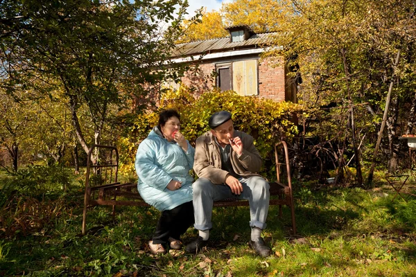Seniorzy mężczyzna i kobieta z jabłkami — Zdjęcie stockowe