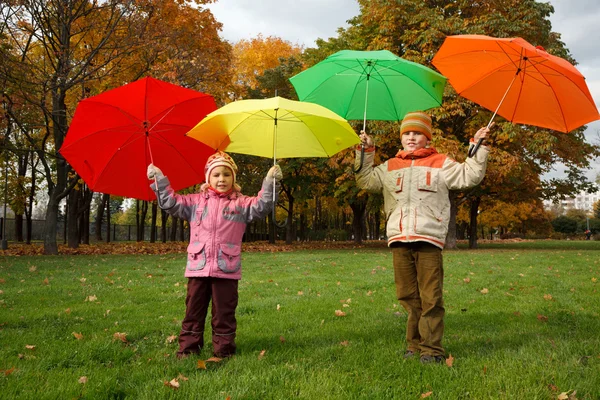 Paraplu's in herfst park — Stockfoto