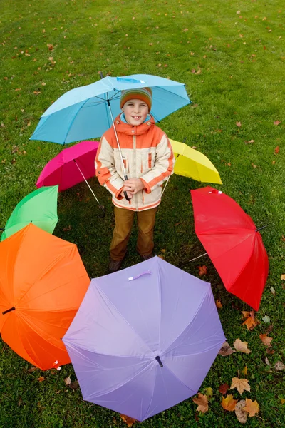 Зонты в осеннем парке — стоковое фото