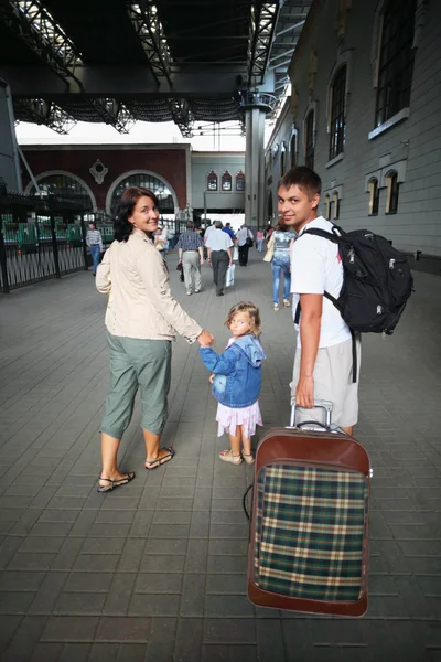 Família feliz com a menina na estação ferroviária — Fotografia de Stock