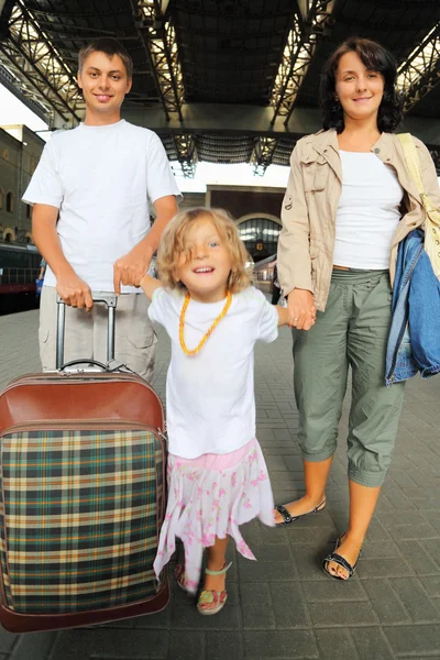 Familia feliz con la niña en la estación de tren, se centran en paren — Foto de Stock