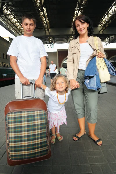 Família feliz com a menina na estação ferroviária, foco em daugh — Fotografia de Stock