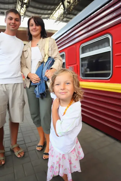 Счастливая семья с маленькой девочкой на вокзале, сосредоточитесь на дочке — стоковое фото