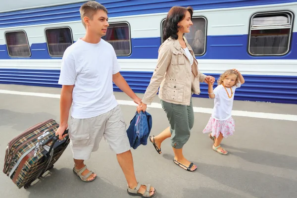 鉄道駅で起こっている小さな女の子と幸せな家族 — ストック写真