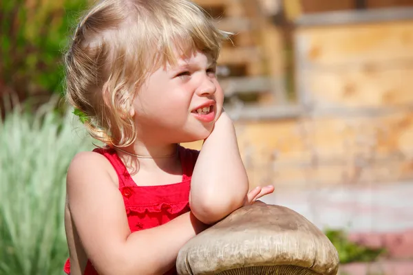 Porträt eines kleinen Mädchens auf dem Rasen sonniger Tag — Stockfoto