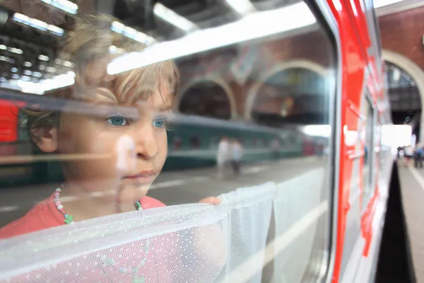 Küçük kız bak tren penceresinden — Stok fotoğraf