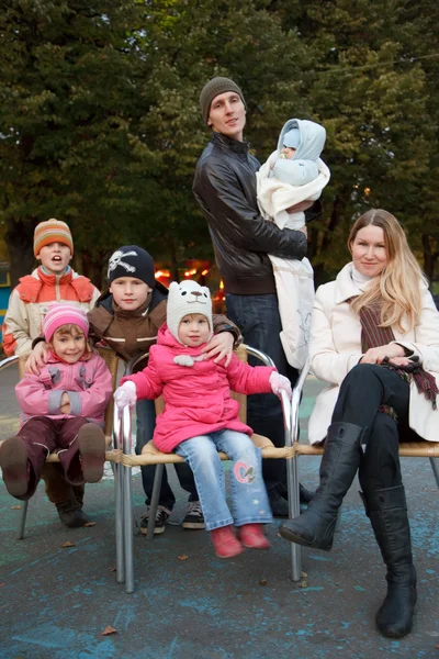 Homem e menina com grupo de cinco crianças — Fotografia de Stock