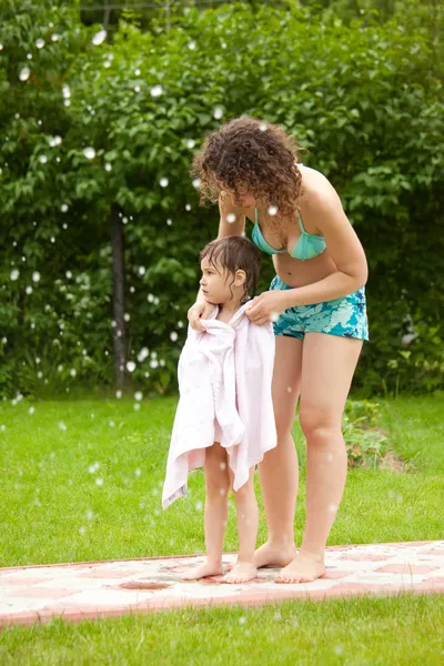 Мама вытирает дочери полотенце. — стоковое фото