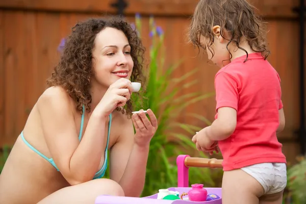 Mum plays with the daughter — Stock Photo, Image