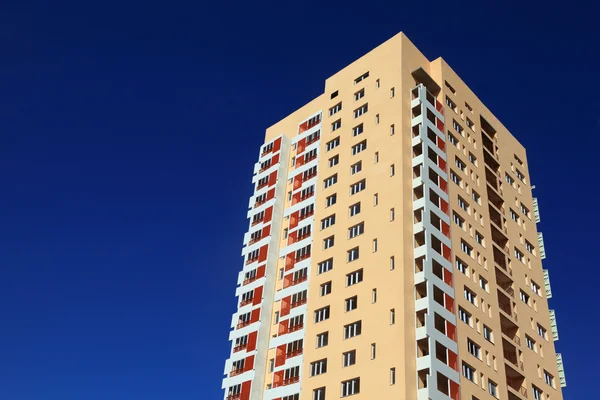 Residental building against dark blue sky — Stockfoto