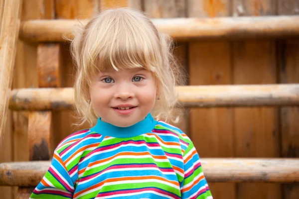 Retrato de la chica en un parque infantil —  Fotos de Stock