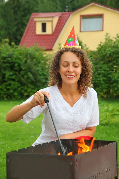 Молодая женщина в шапке жаровня на пикник, с днем рождения — стоковое фото