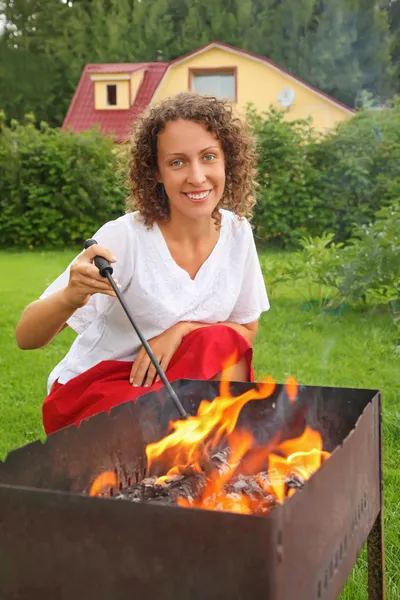 ピクニックの火鉢近くの若い女性 — ストック写真
