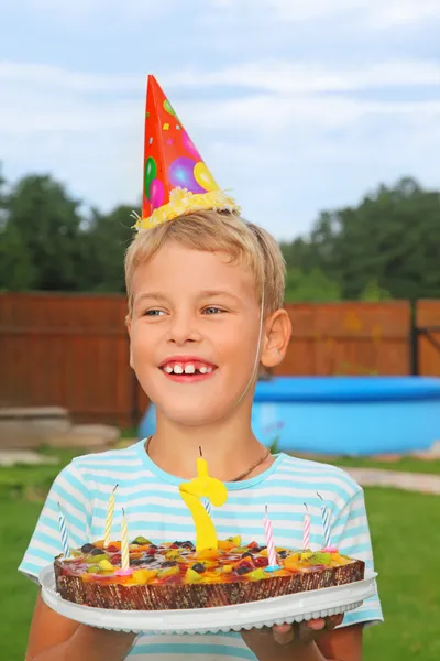 Junge mit Obstkuchen, Happy Birthday Party sieben Jahre — Stockfoto