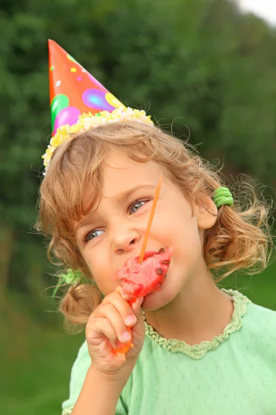 Little girl eats watermelon in garden — Stock Photo, Image