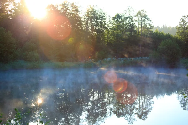 Nascente raios de sol sobre o lago — Fotografia de Stock
